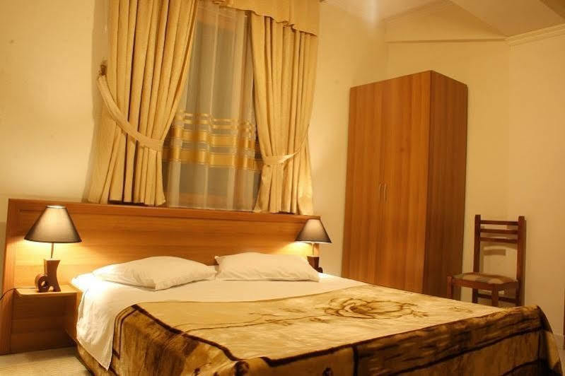 Hotel Baron Tirana Extérieur photo